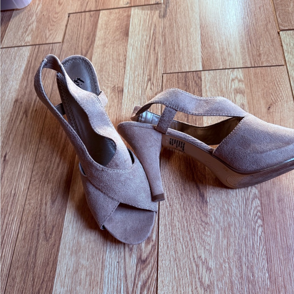 FIONI Clothing Women's Taupe Slingback Heels
